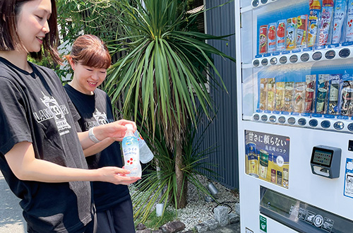 飲み物を買った様子