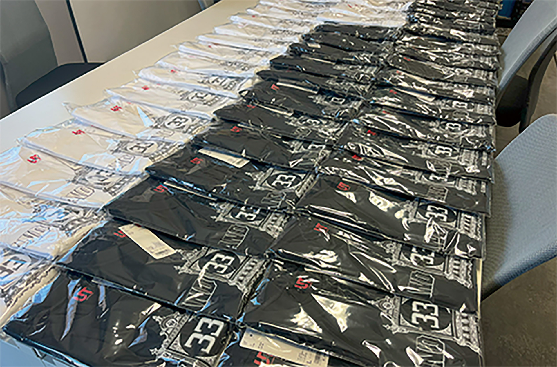 33周年記念Tシャツが並べられている
